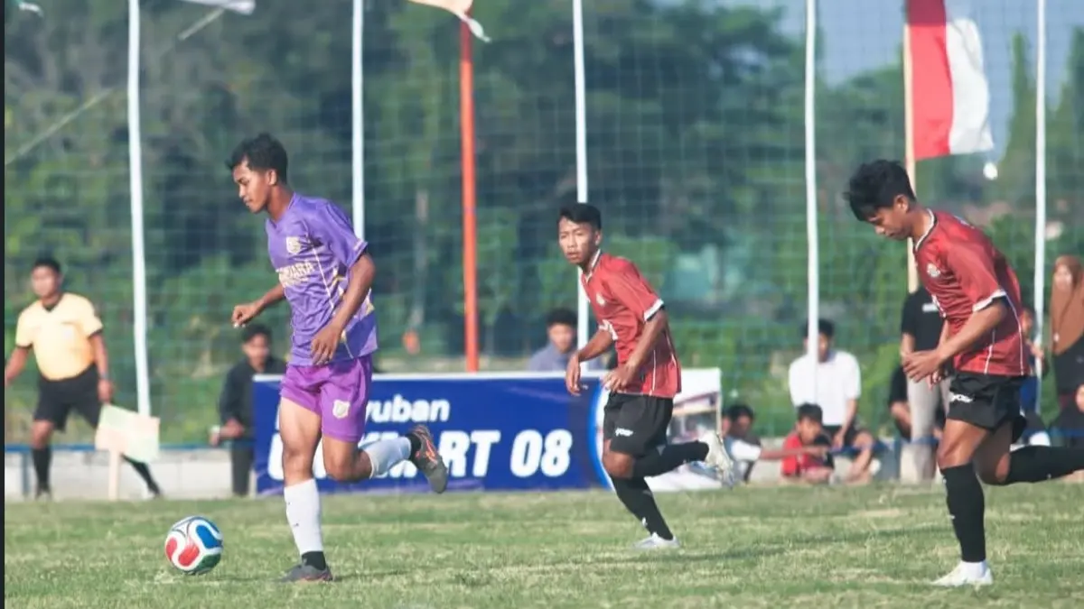 MENGGERAKKAN EKONOMI: Sepak Bola Putra Bangsa Cup Menggunakan VAR (Video Assistant Referee) untuk menekan perselisihan, tarkam di Desa Talun, Kecamatan Sumberrejo ini menngerakkan ekonomi di pedesaan. (ISTIMEWA/RADAR BOJONEGORO)