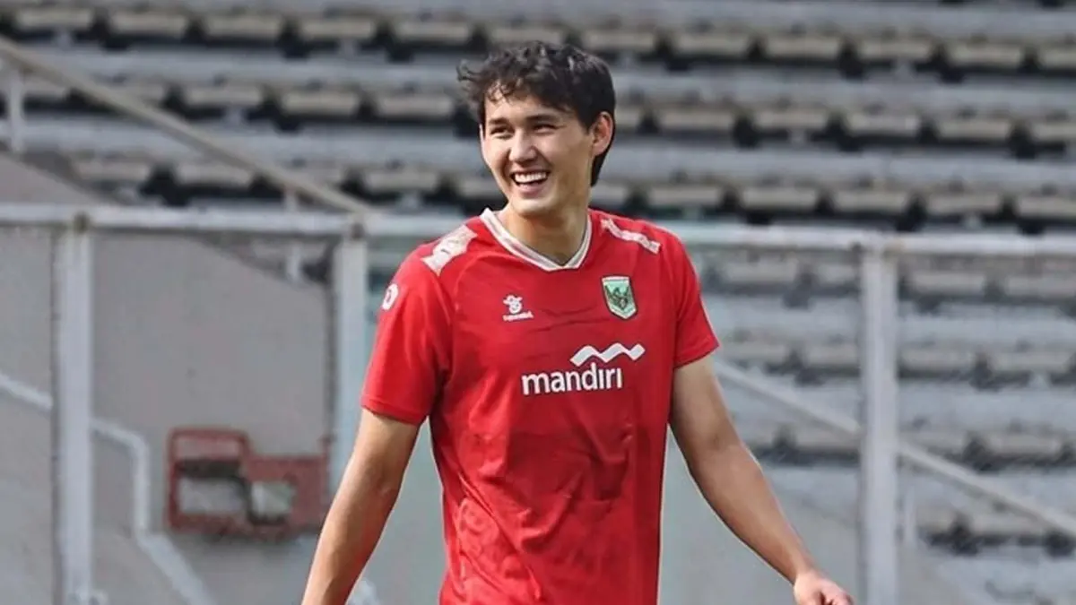 Mitchell Lee Baker,  menjadi sorotan publik sepak bola Indonesia setelah tampil gemilang dalam laga debutnya bersama Tim Nasional Indonesia. (PINTEREST/ANDHIKA FERIAWAN/RADAR BOJONEGORO)