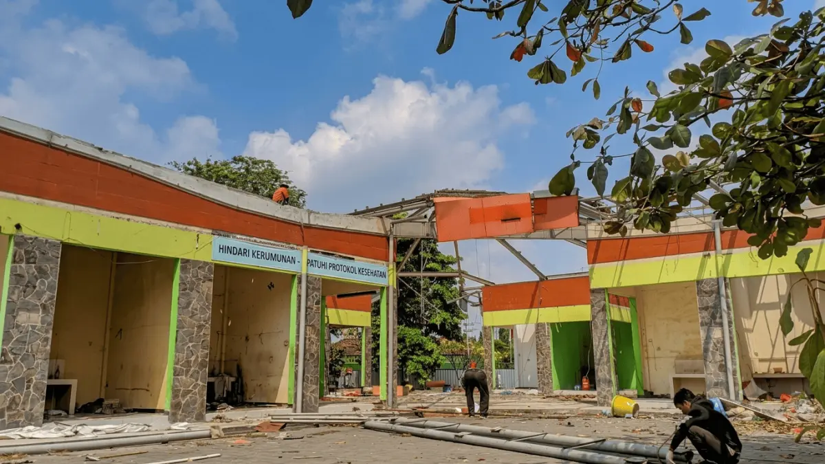 DIBONGKAR : Ruko Taman Rajekwesi yang mulai dibongkar kemarin. (REZA/RADAR BOJONEGORO.)