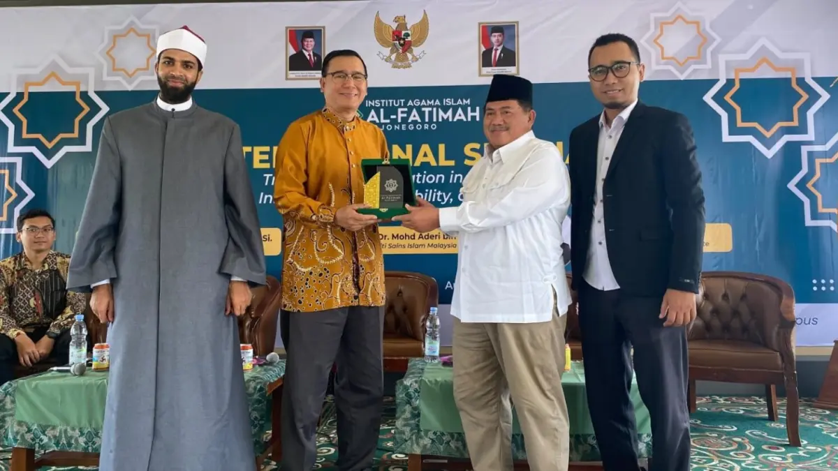 SEMINAR : Dr.KH.Tamam Syaifuddin, M.Si memberikan cidera mata kepada Prof Dr Mohd Aderi bin Cen Noh. (ISTIMEWA/RADAR BOJONEGORO)