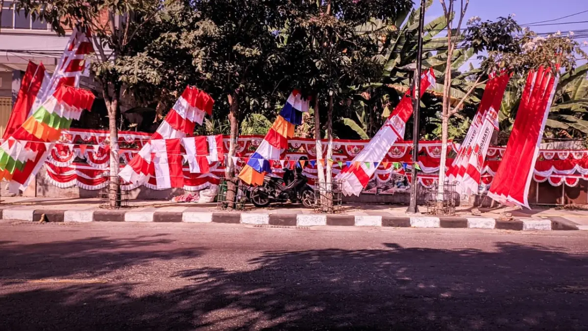 BANYAK BERMUNCULAN : Pedagang bendera dan umbul-umbul banyak bermunculan saat Agustus. (REZA/RADAR BOJONEGORO)