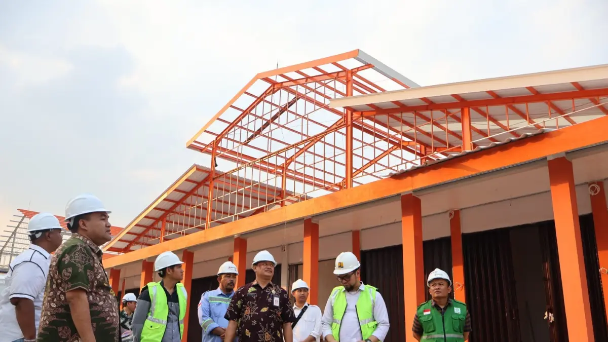 DIKEBUT : Bupati Arief Rohman meninjau pembangunan Pasar Ngawen. (ROZI/RADAR BOJONEGORO)