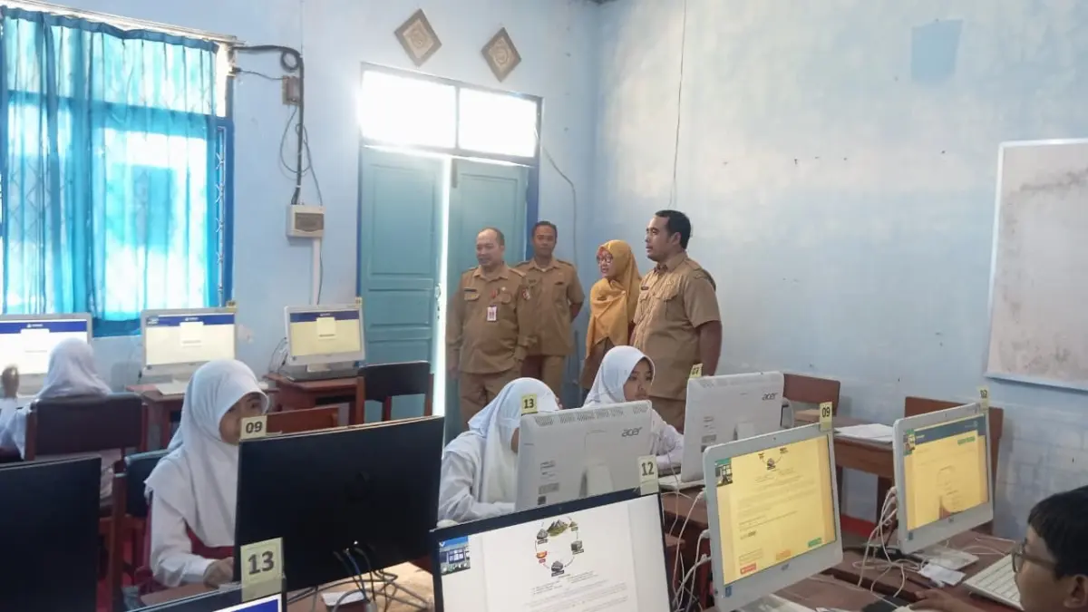 MEMANTAU : Kepala Dinas Pendidikan Bojonegoro Anwar Mukhtadlo sedang memantau pembelajaran di salah satu SMPN. (IRVAN/RADAR BOJONEGORO)