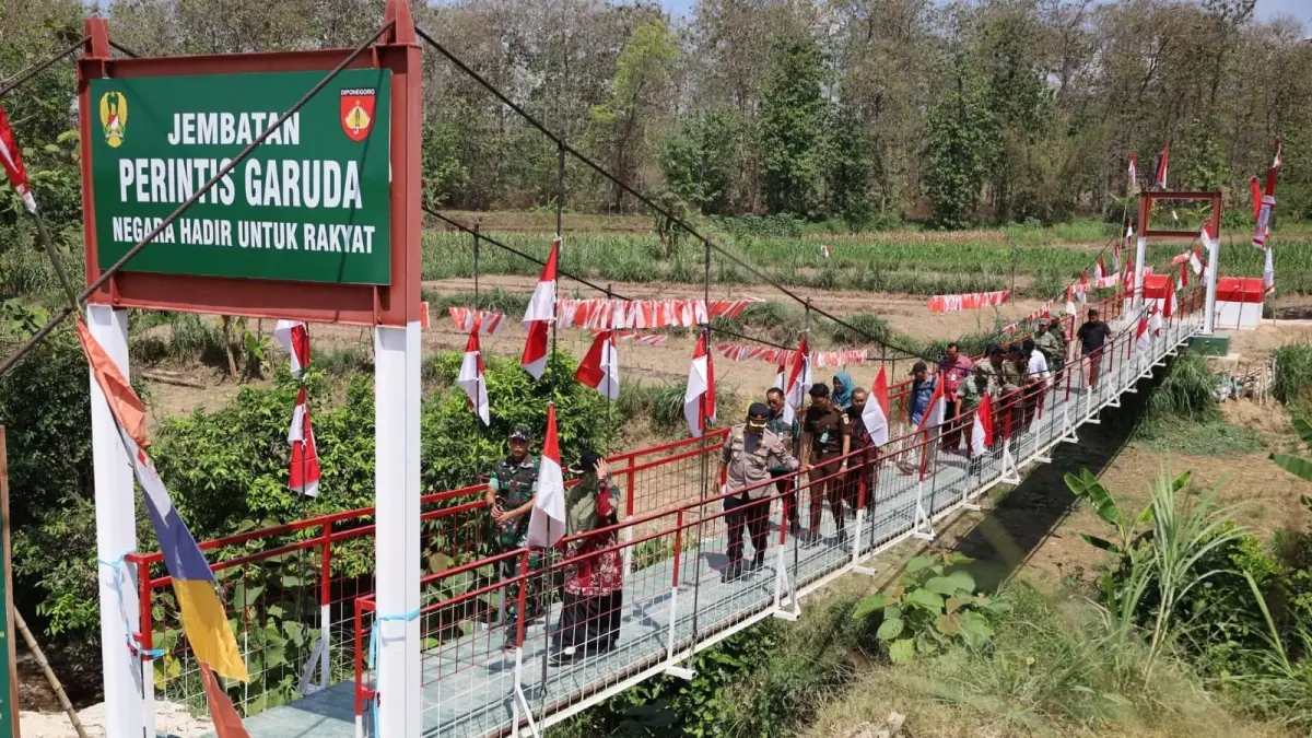 DUKUNG MOBILISASI: Jembatan gantung yang telah diresmikan bulan lalu menunjang mobilisasi masyarakat. (ACHMAD SYAEROYZI/RDR.BJN) 