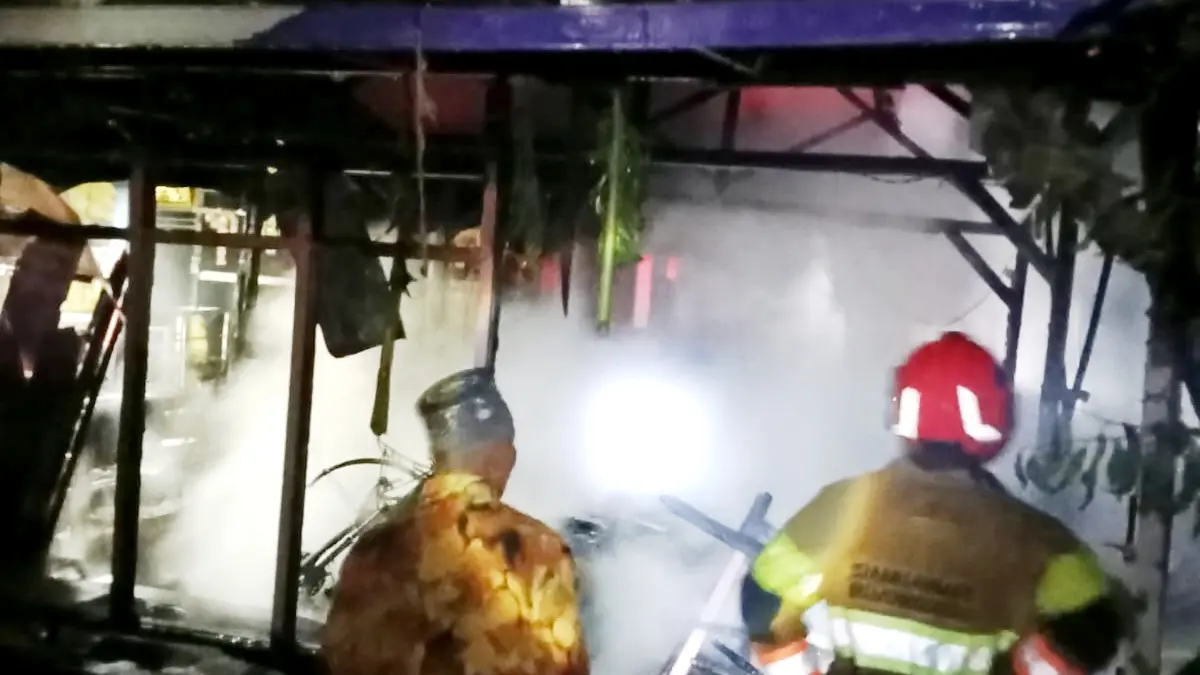Kebakaran di Desa Kepohkidul, Kecamatan Kedungadem, Minggu (2/8) malam. (ISTIMEWA)