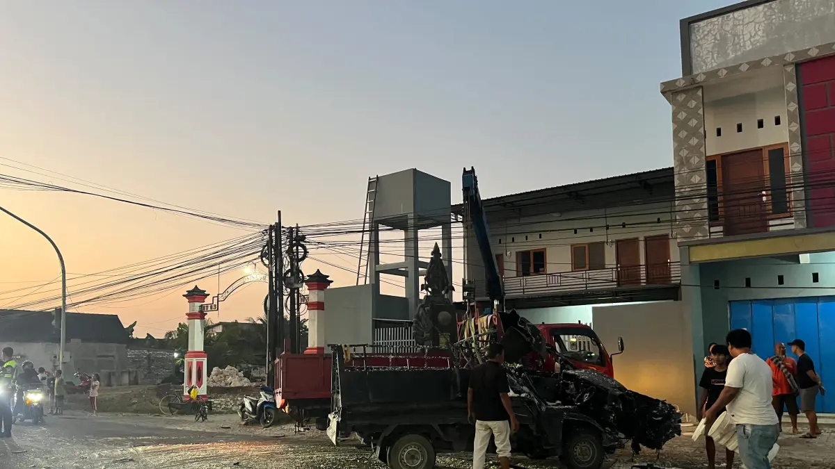 LAKA LANTAS: Kondisi truk dan pikap usai terlibat kecelakaan di jalur nasional Blora-Cepu. (IST./RDR.BJN)