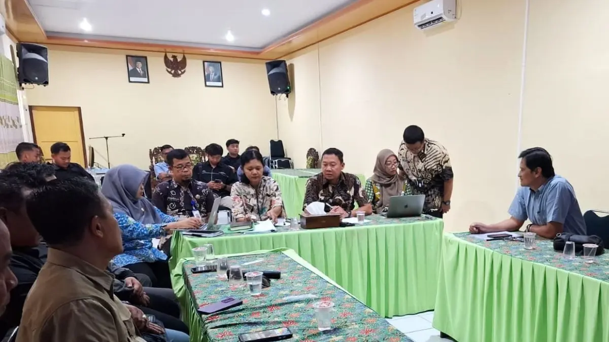 MASIH BUNTU: Pegawai yang di PHK CV Wahyu Jaya dimediasi oleh Dinperinaker Blora belum menemukan titik temu. (ACHMAD SYAEROYZI/RDR.BJN)