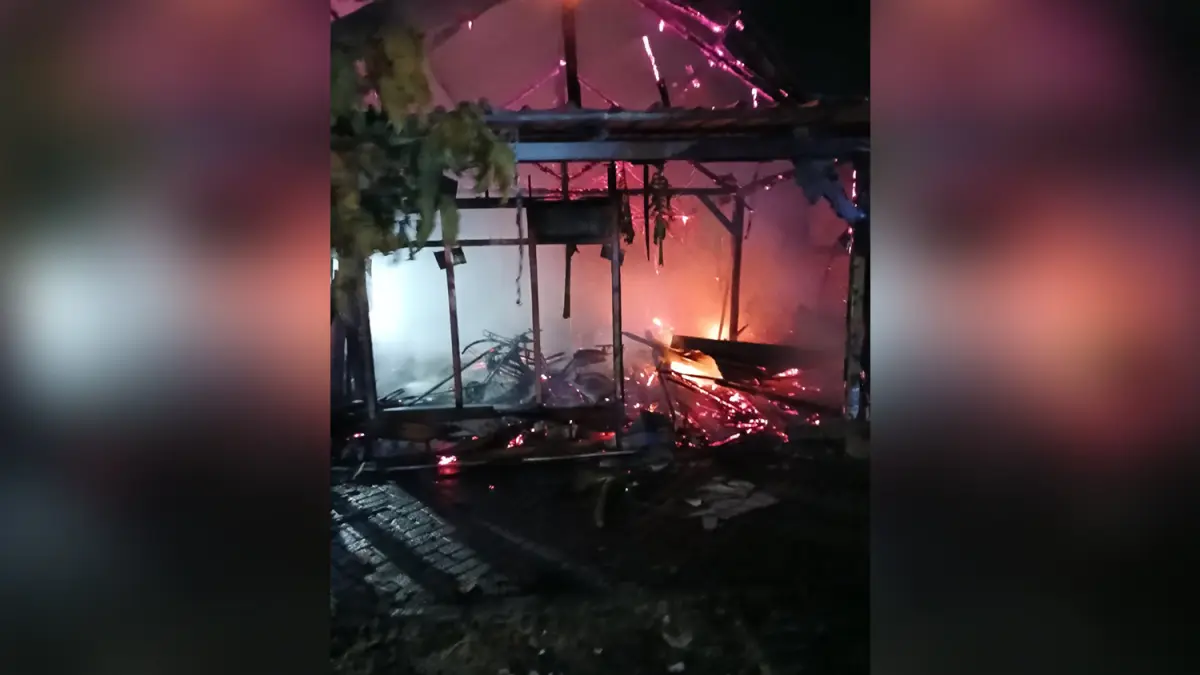 MEMBARA: Rumah warga Desa Kepohkidul, Kecamatan Kedungadem ini ludes terbakar, dipicu karena korsleting listrik. (M. IRVAN RAMADHON/RADAR BOJONEGORO)