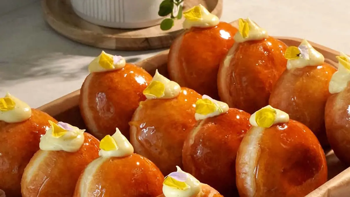 Resep Donat crème brûlée yang viral, perpaduan tekstur lembut, creamy, dan crunchy. (PINTEREST/ANDHIKA FERIAWAN/RADAR BOJONEGORO)
