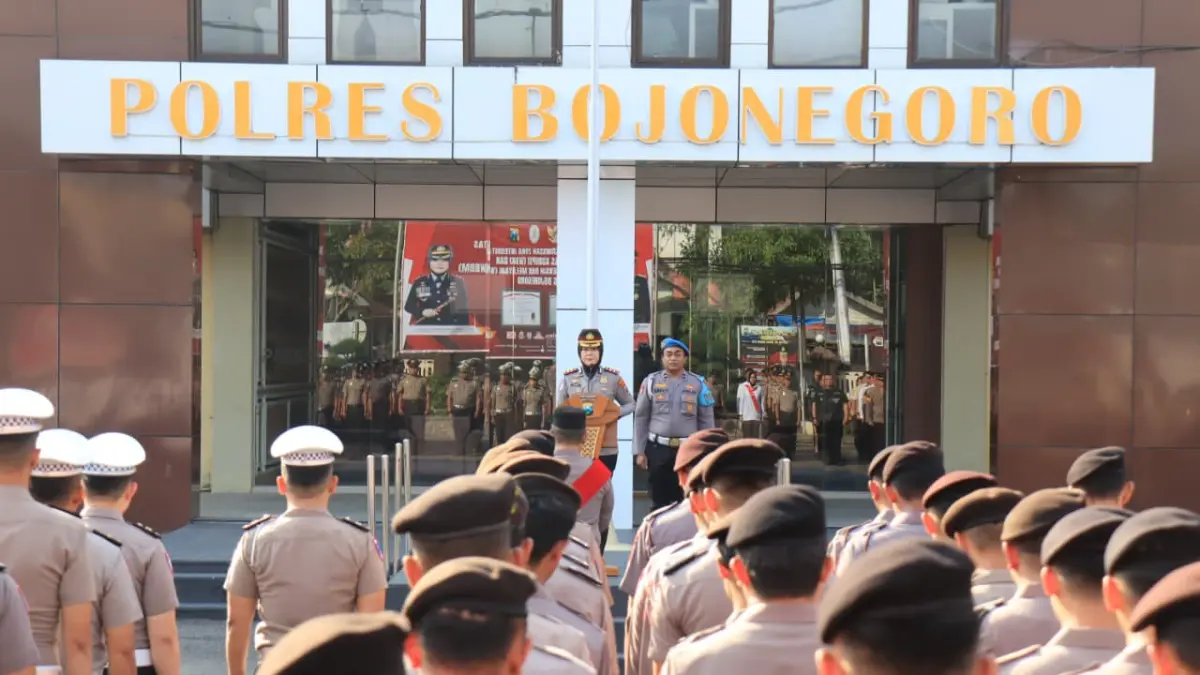 APEL: Kapolres Bojonegoro AKBP Yenni Duarty pimpin apel perdana pada Senin (3/8/2026). (IST/RDRBJN)