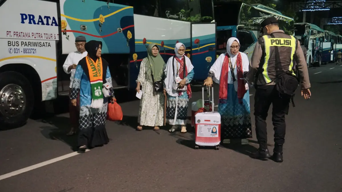 BERANGKAT HAJI: Jemaah haji saat berangkat dari Pendapa Malowopati Bojonegoro. Tahun depan diperkirakan pelunasan Rp 45 juga. (DEWI SAFITRI/RADAR BOJONEGORO)

&nbsp;