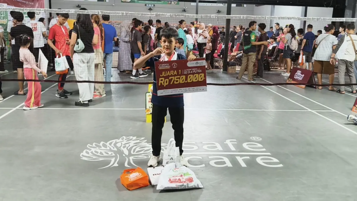 BERPRESTASI: Ghossan Al-Faruq Tuansyah berhasil meraih berbagai prestasi bulu tangkis. Terbaru, meraih medali Student Badminton Surabaya 2026.&nbsp;(ISTIMEWA/RADAR BOJONEGORO)