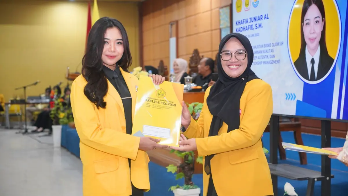 Dekan Fakultas Ekonomi Unigoro, Endang, SE., MM.,&nbsp;menyerahkan Surat Keterangan Lulus (SKL) ke salah satu mahasiswi Semester Genap Program Studi (Prodi) Ekonomi Pembangunan dan Manajemen Ritel. (UNIGORO FOR RADAR BOJONEGORO)