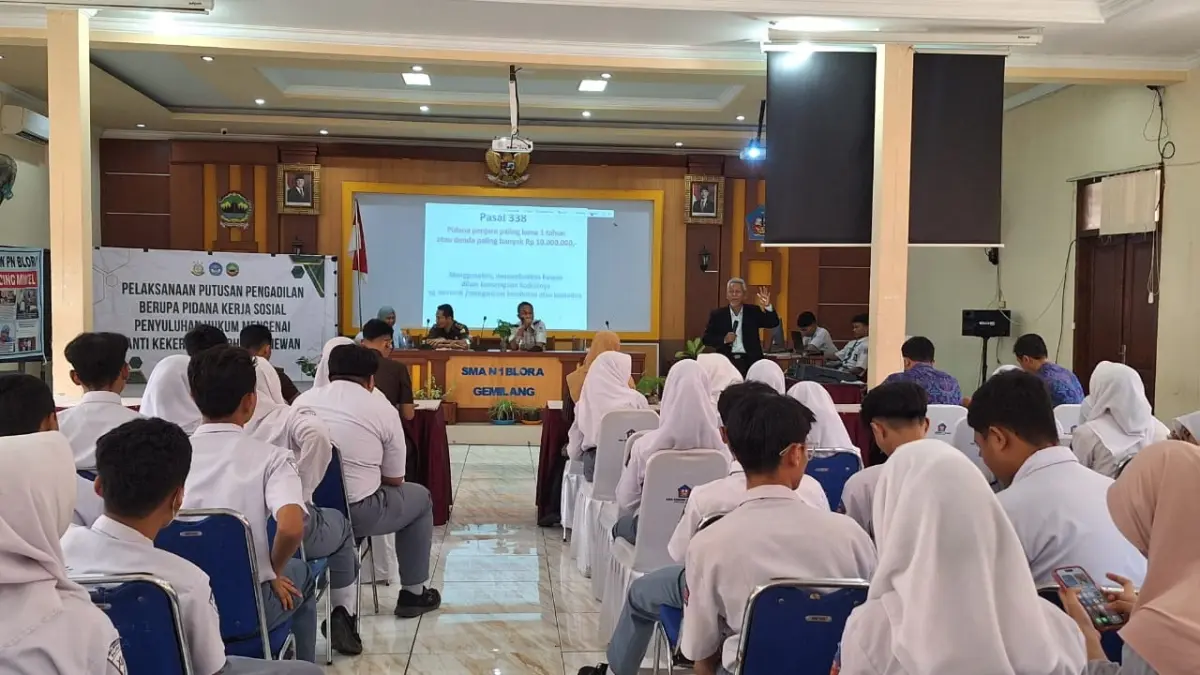 JALANI HUKUMAN: Terpidana kasus penendangan kucing, Puji saat menjalani vonis kerja sosial di SMAN 1 Blora. (ACHMAD SYAEROYZI/RDR.BJN)