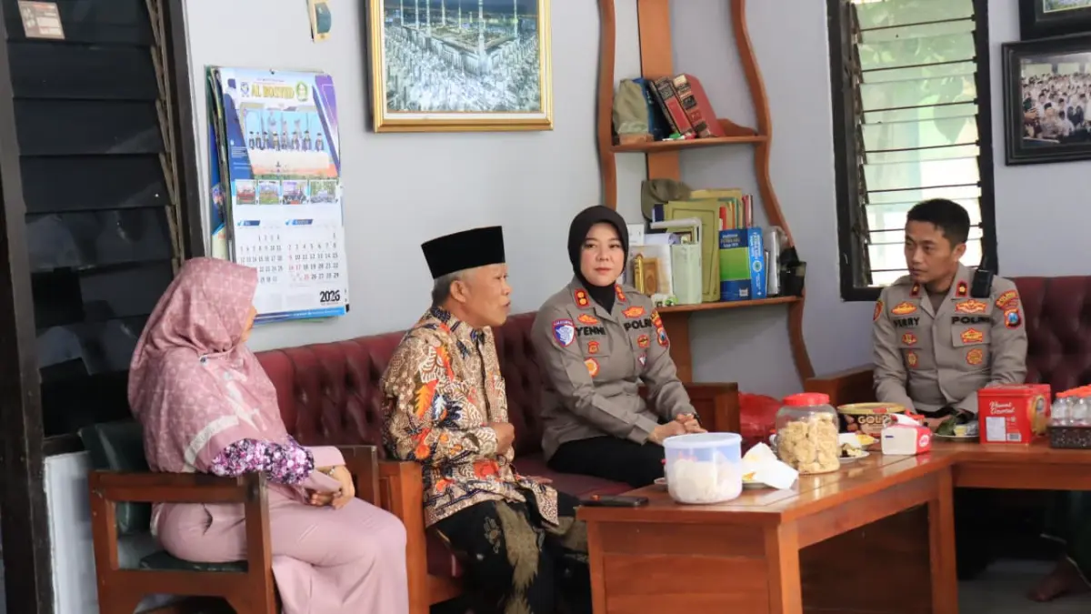 SINERGI: Kapolres Bojonegoro AKBP Yenni Diarty bersilaturahmi di kediaman Ketua MUI Bojonegoro KH Alamul Huda. (IST/RDRBJN)