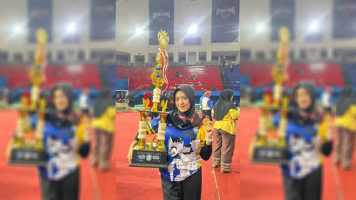 HARUMKAN INDONESIA: Rohmatul Fardani Maulidia berhasil Juara II Seni Tunggal Dewasa Putri pada Indonesia Paku Bumi Open 14th Championship 2026 tingkat internasional. (ISTIMEWA/RADAR BOJONEGORO)