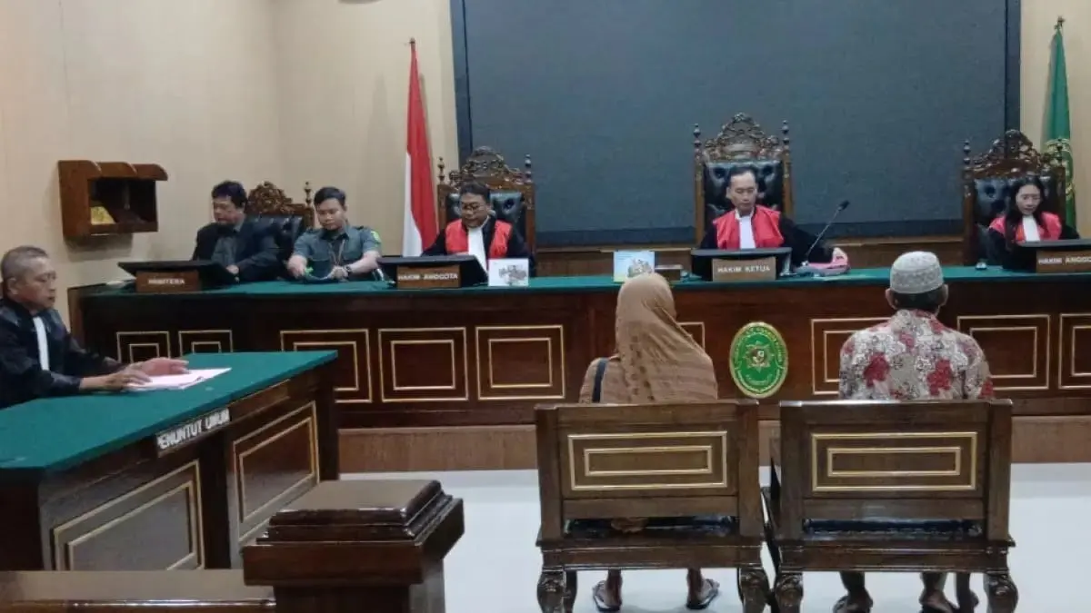 HUKUMAN PERCOBAAN: Pasutri lansia, Sujimah dan Pandi mendengarkan vonis Majelis Hakim PN Blora dalam kasus penganiayaan terhadap tetangga. (IST./RDR.BJN)