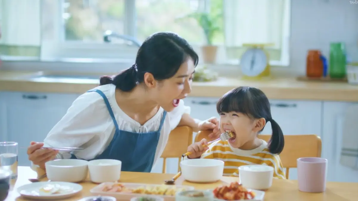 Ilustrasi anak makan bersama ibunya