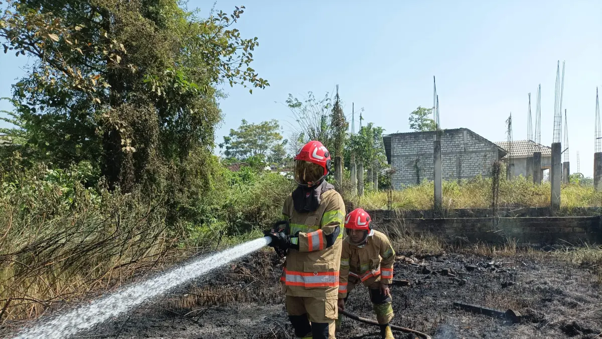KEBAKARAN DI PEKARANGAN: Petugas memdamkan kobaran api di pekarangan. Perlu meningkatkan kewaspadaan, karena sejak Januri sudah tercatat 84 kejadian. (M. IRVAN RAMADHON/RADAR BOJONEGORO)