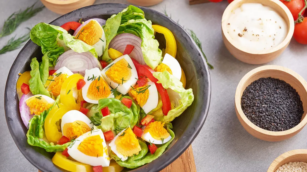 Salad sayur tambahkan telur rebus sebagai sumber protein menjadi salaha satu alternatif menu diet. (MAGNIFIC/ANDHIKA FERIAWAN/RADAR BOJONEGORO)