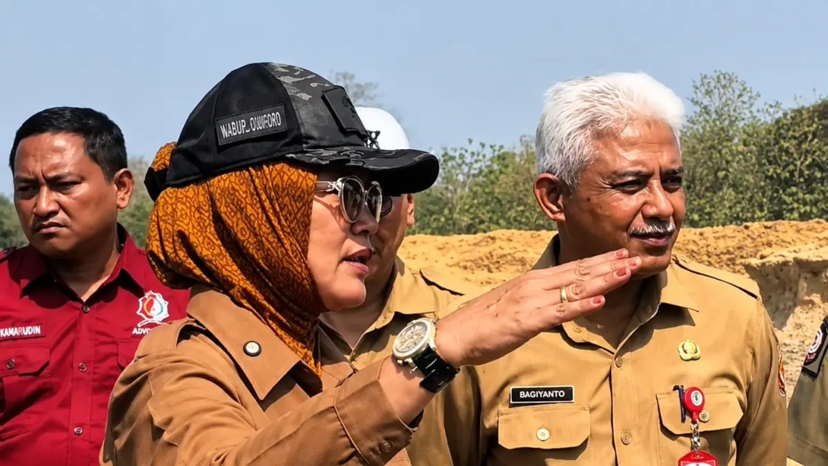 TUTUP GALIAN C: Wabup Nurul Azizah turun ke lokasi tambang galian C&nbsp; di Desa Senganten, Kecamatan Malo, untuk melihat langsung aktivitas pengerukan tanah yang belum melengkapi izin. (YANA DWI KURNIYA WATI/RADAR BOJONEGORO)