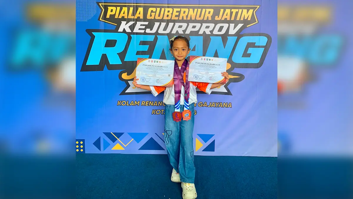 JUARA PROVINSI: Naufalyn Alesha Rabbani juara III estafet putri gaya bebas 50 meter Kejurprov Jawa Timur 2026. (ISTIMEWA/RADAR BOJONEGORO)