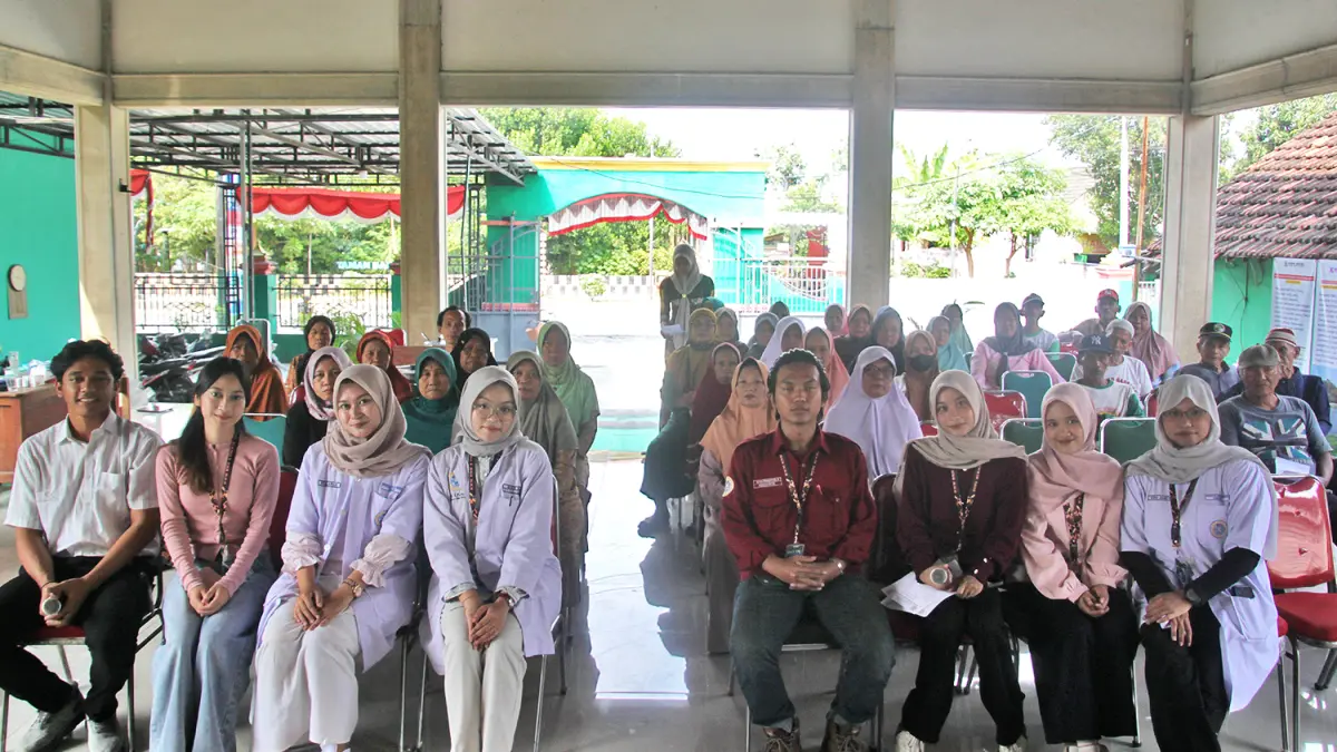 FOTO BERSAMA: KKN BBK 8 Universitas Airlangga (Unair) foto bersama di akhir kegiatan sosialisasi kesehatan bersama masyarakat di Balai Desa Pilang, Kecamatan Kanor, Kabupaten Bojonegoro, pada Kamis (30/7). (ISTIMEWA/RADAR BOJONEGORO)
