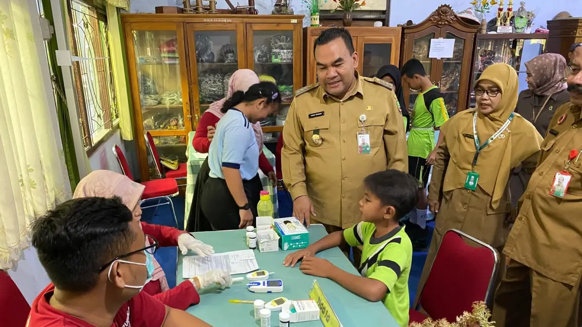 MENINJAU : Bupati Arief Rohman meninjai pelaksanaan cek kesehatan gratis.(RAHUL/RADARBOJONEGORO)