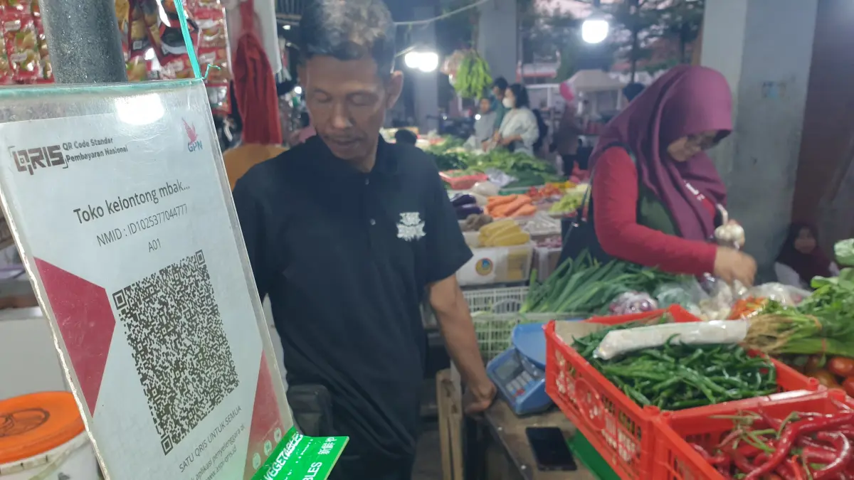 PAPAN BARCODE: Papan pembayaran QRIS di lapak pedagang Pasar Wisata Bojonegoro. (HAKAM ALGHIVARI/RADAR BOJONEGORO) 