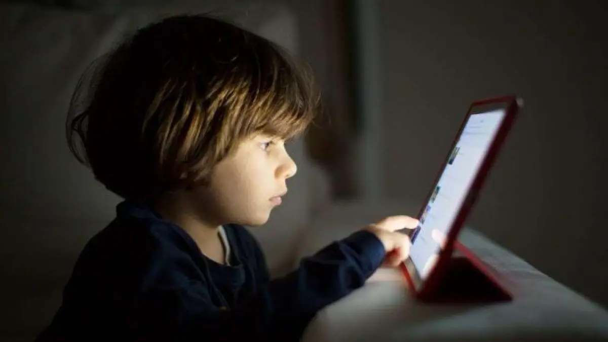 Ilustrasi anak sedang screentime
