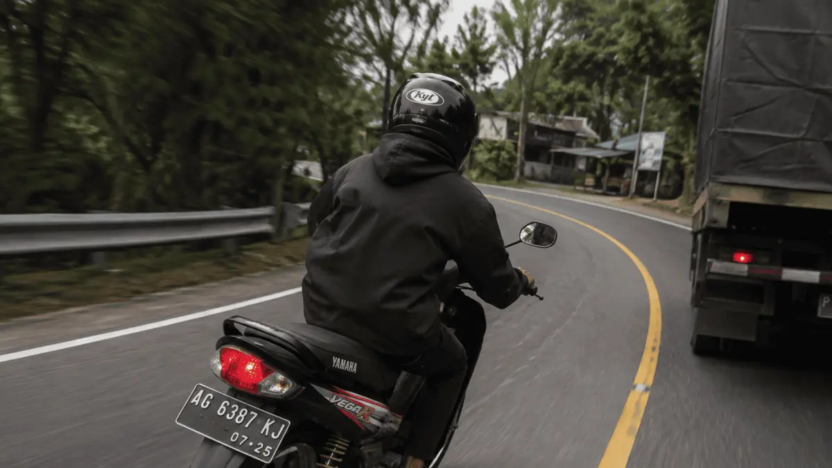 Ilustrasi motor bebek lawas Yamaha Vega R melaku di jalan raya. (AI/HAKAM ALGHIVARI/RADAR BOJONEGORO) 