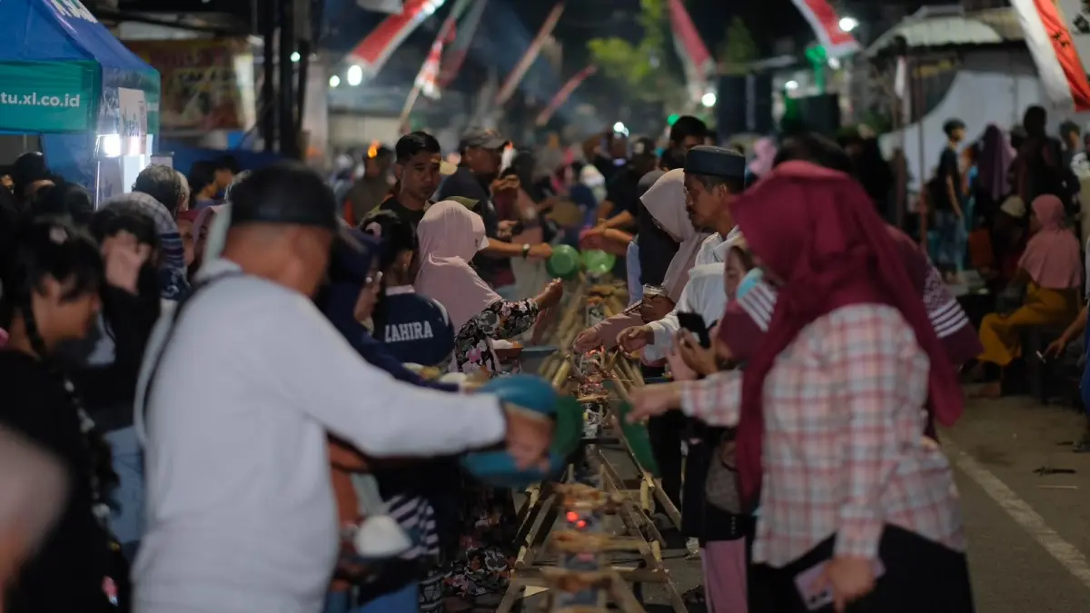 MERIAH : Festival ayam bakar yang diselenggarakan pada Sabtu malam. (YANA/RADAR BOJONEGORO.)

&nbsp;