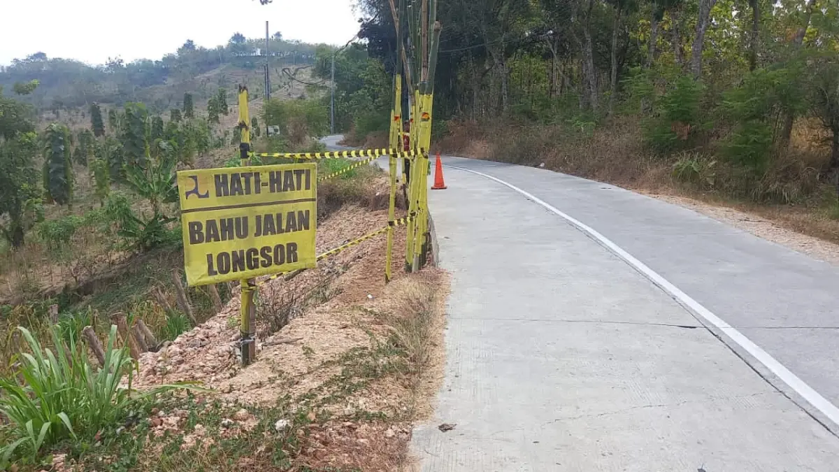 BERI PERINGATAN: Titik bahu jalan di jalur utama Blora–Randublatung yang mengalami ambles. (IST./RDR.BJN)