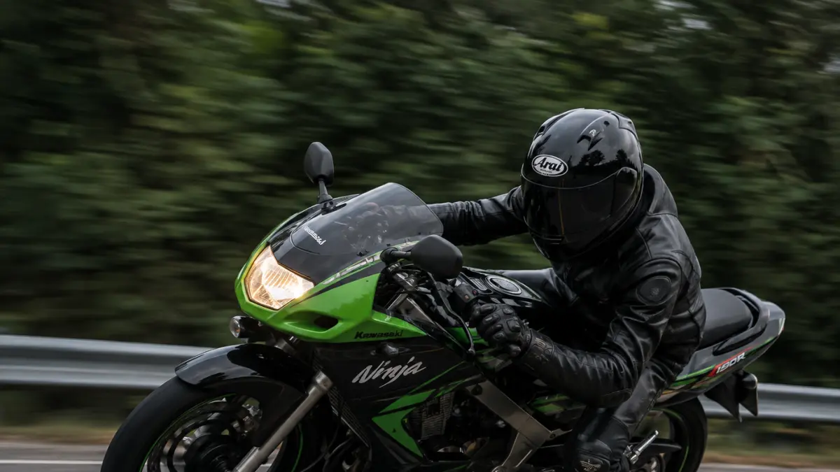 Ilustrasi motor Kawasaki Ninja 150 R melaju di tikungan tajam. (AI/HAKAM ALGHIVARI/RADAR BOJONEGORO) 