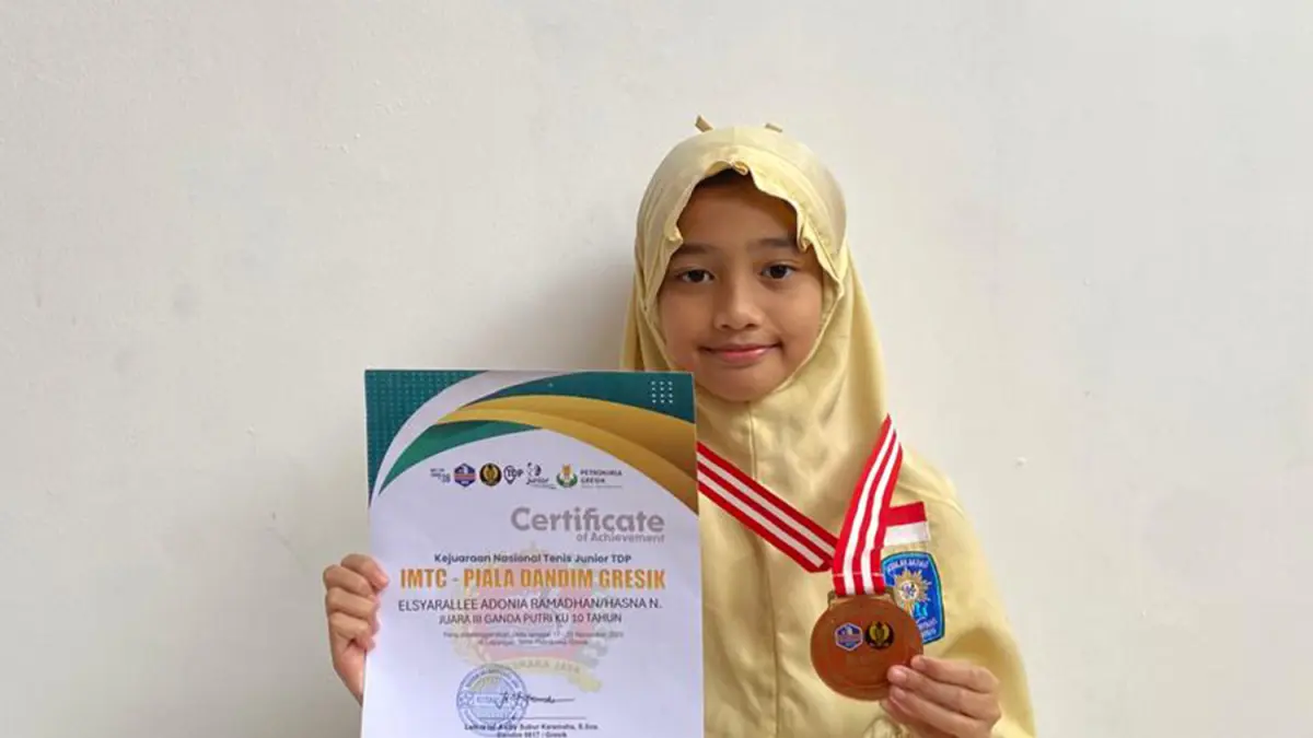 JUARA NASIONAL: Elsyaralle Adonia Ramadhan berhasil meraih Juara 3 Tenis Nasional 2025 (ISTIMEWA/RADAR BOJONEGORO)
&nbsp;