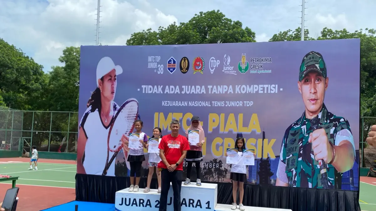 NAIK PODIUM: Elsyaralle Adonia Ramadhan menerima hadiah dan piala Juara 3 Tenis Nasional 2025 di atas podium.