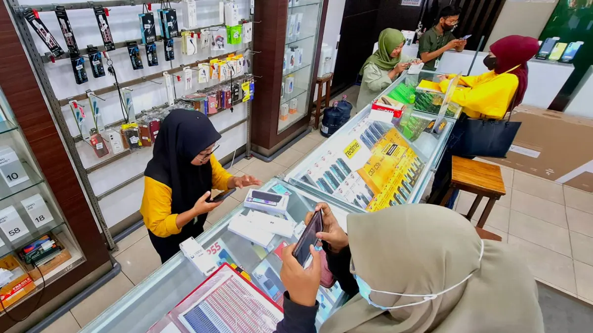 Salah satu gerai penjualan HP di Bojonegoro. Pola konsumen, ponsel pintar di atas Rp 4 juta cenderung dicicil. (HAKAM ALGHIVARI/RADAR BOJONEGORO) 