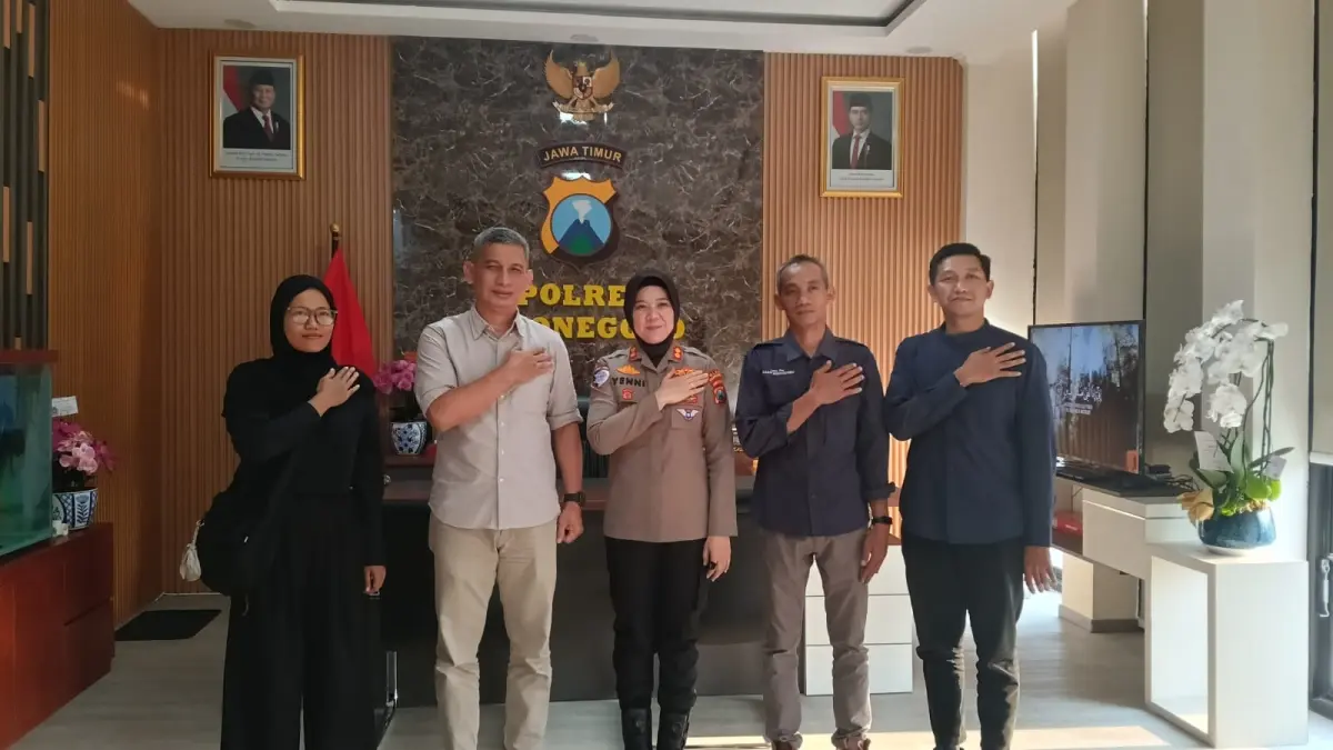 SALAM PRESISI: dari kiri ke kanan, Jurnalis Radar Bojonegoro Yana Dwi Kurniya Wati, &nbsp;Direktur Bahtiar Febrianto, Kapolres Bojonegoro AKBP Yenni Diarty, Pemimpin Redaksi (Pemred) M. Suaeb, dan Manajer Digital Bhagas Dani Purwoko foto bersama usai diskusi tentang kamtibmas Bojonegoro. (ISTIMEWA/RADAR BOJONEGORO)