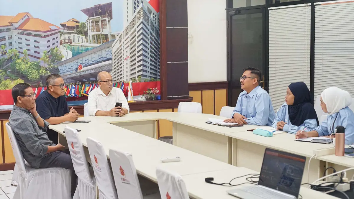 Kepala Biro Kemahasiswaan dan Kerja Sama Unigoro, Erwanto, M.Si., berdiskusi dengan LSP P1 Ubaya untuk pembentukan lembaga sertifikasi profesi (LSP) Unigoro. (UNIGORO FOR RADAR BOJONEGORO)