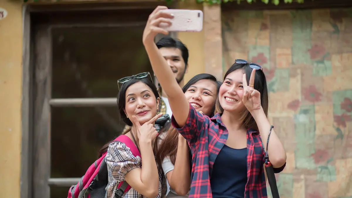 Penggunaan kecerdasan buatan (AI), gaya hidup, kesehatan, hingga cara anak muda membangun hubungan sosial yang menjadi perbincangan oleh Gen Z saat ini. (MAGNIFIC/ANDHIKA FERIAWAN/RADAR BOJONEGORO)