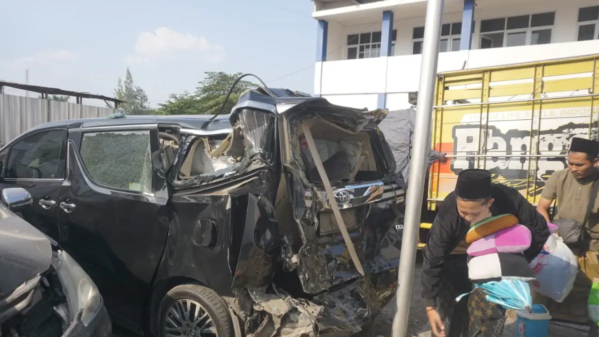 RINGSEK: Mobil Kiai Anwar Zahid Toyota Alphard Nopol S 148 AH terlihat ringsek dan diamankan di Mapolres Bojonegoro untuk barang bukti, setelah ditubruk truk bernomor polisi S 9491 UH. (REZA/RADAR BOJONEGORO)