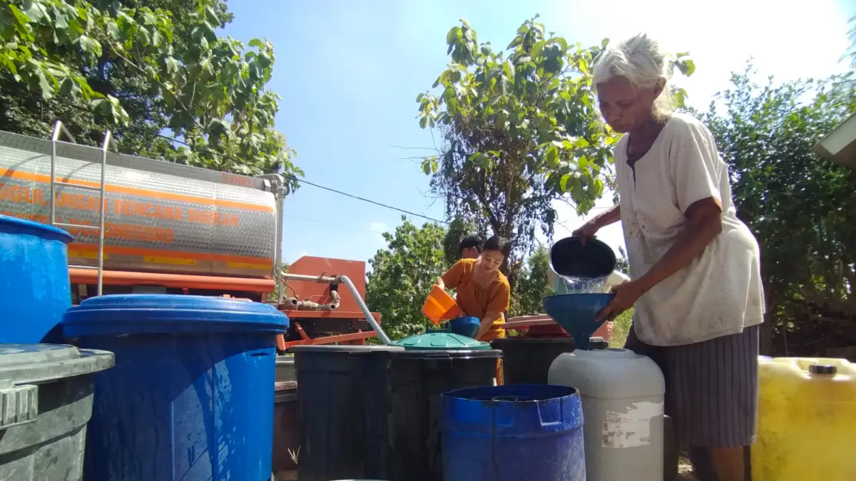 SOLUSI JANGKA PENDEK: Pengiriman air dari BPBD Bojonegoro ini solusi jangka pendek. Karena kondisi ini terjadi setiap tahun. Butuh solusi jangka panjang agar tahun depan tidak terulang. (M. IRVAN RAMADHON/RADAR BOJONEGORO)