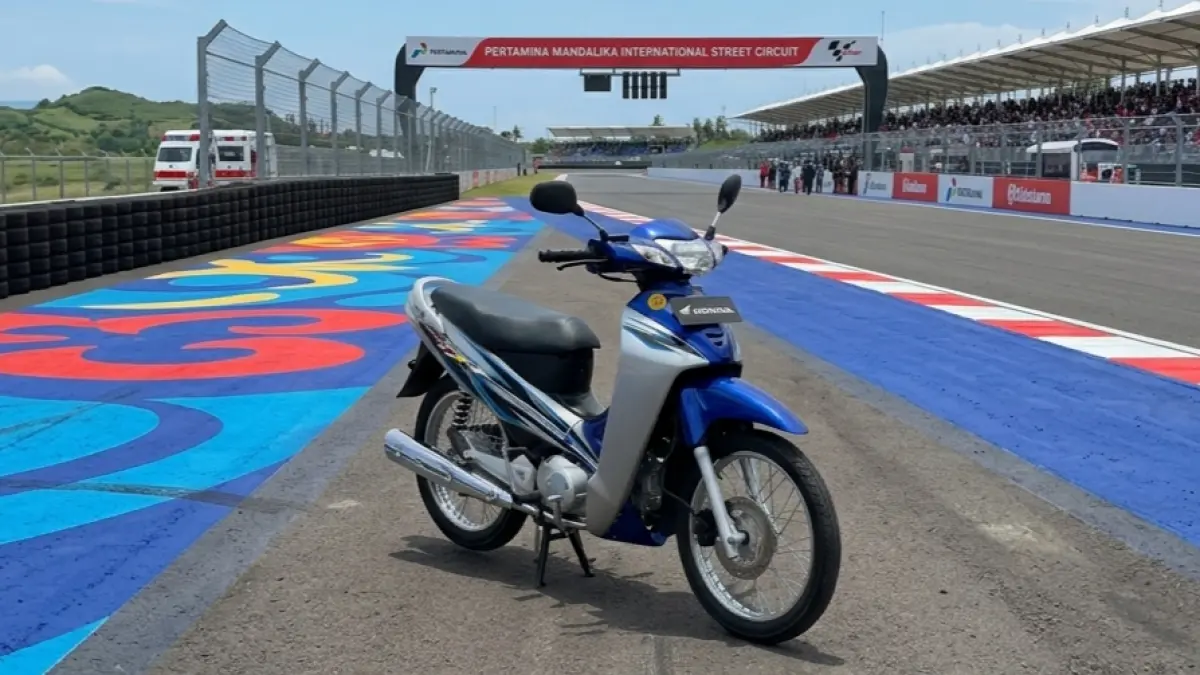 Ilustrasi motor Honda Kharisma yang masih melegenda. (AI/HAKAM ALGHIVARI/RADAR BOJONEGORO) 