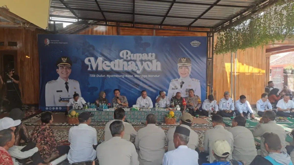 INTERAKTIF: Dialog Medhayoh ke-9 di halaman rumah kepala Desa Cengkir, Kecamatan Kepohbaru berjalan santai, dan menyenangkan. Warga manfaatkan kunjungan bupati dan wabup untuk berdiskusi. Sampaikan keluhan secara langsung. (ISTIMEWA/RADAR BOJONEGORO)