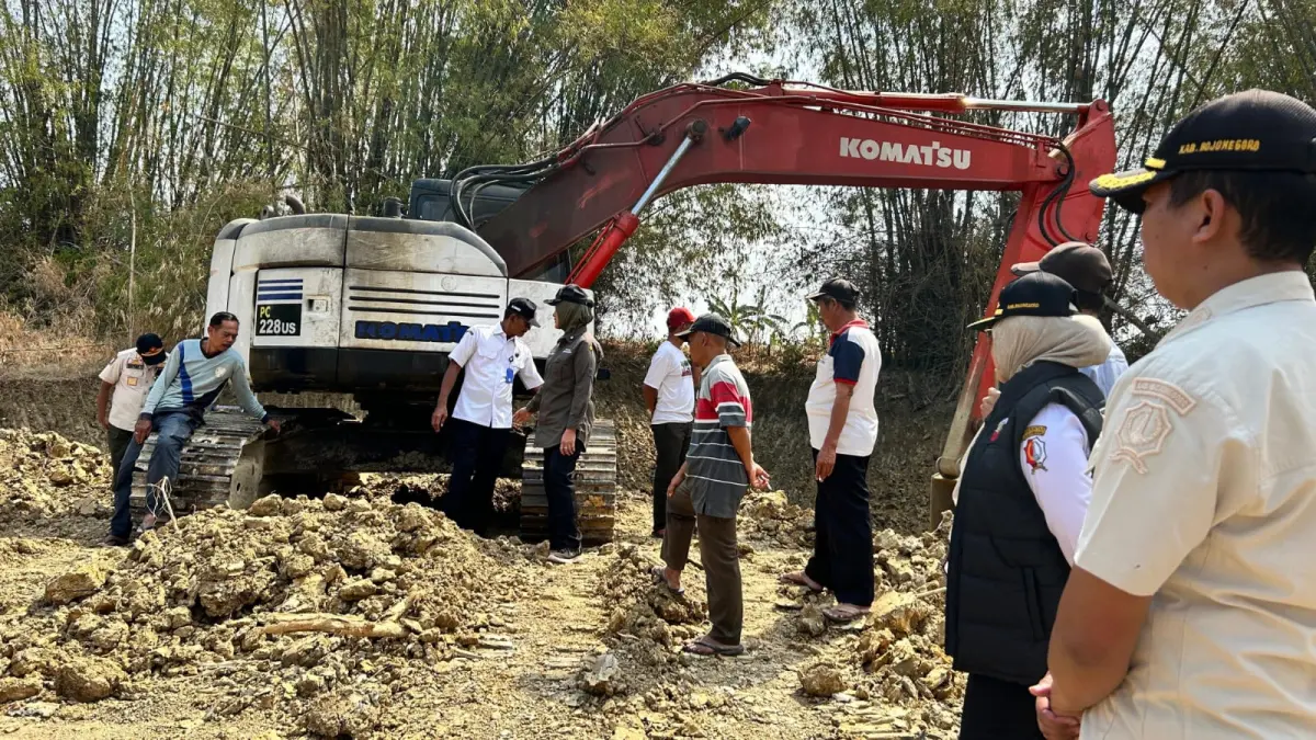 SIDAK: Satpol PP Bojonegoro lakukan sidak dan menutup sementara aktivitas tambang galian C di Desa Drokilo, Kecamatan Kedungadem, Rabu (12/8). (ISTIMEWA/RADAR BOJONEGORO)