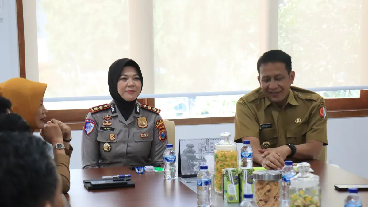 SINERGI: Kapolres Bojonegoro AKBP Yenni Diarty (tengah) saat berkunjung di rumah dinas Bupati Bojonegoro Setyo Wahono yang juga didampingi Wakil Bupati Nurul Azizah, Senin (3/8). (ISTIMEWA/RADAR BOJONEGORO)