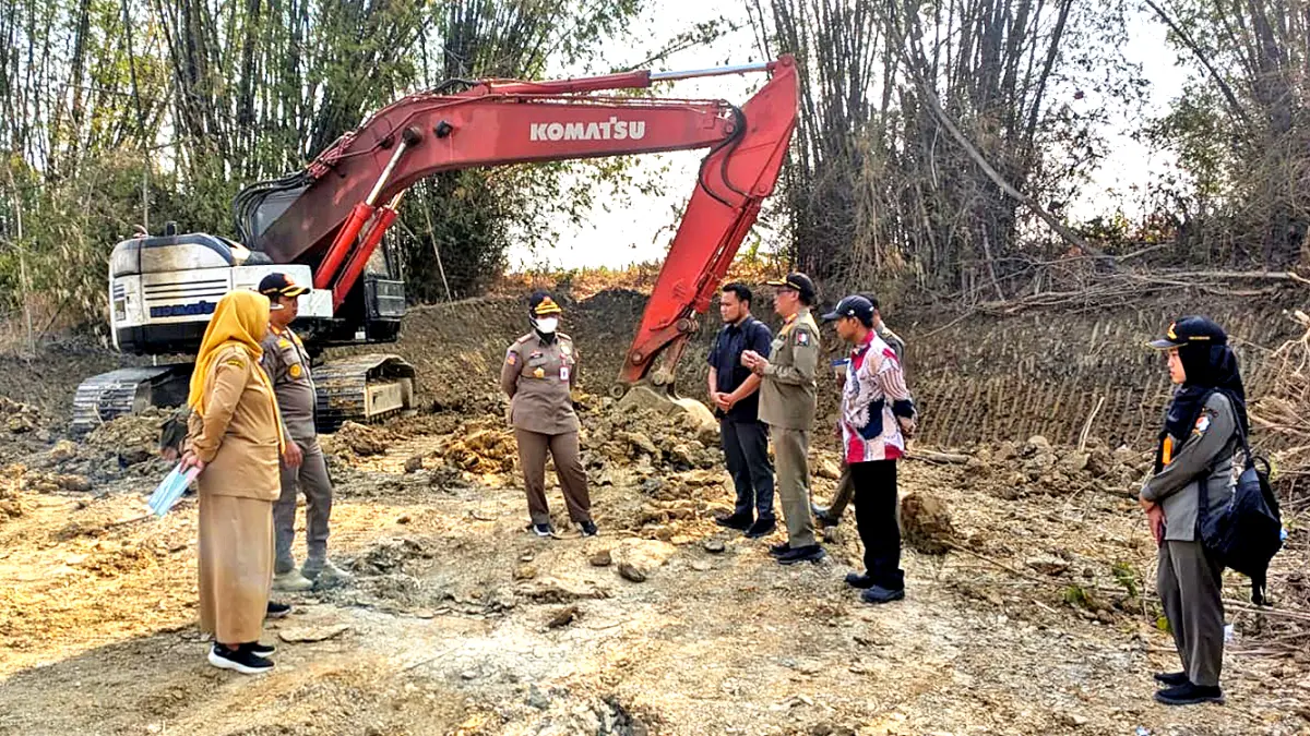 DIKELUHKAN WARGA:Aktivitas galian C di Desa Drokilo, Kecamatan Kedungadem dikeluhkan warga, karena memicu kerusakan jalan. (YANA DWI KURNIYA WATI/RADAR BOJONEOGORO)