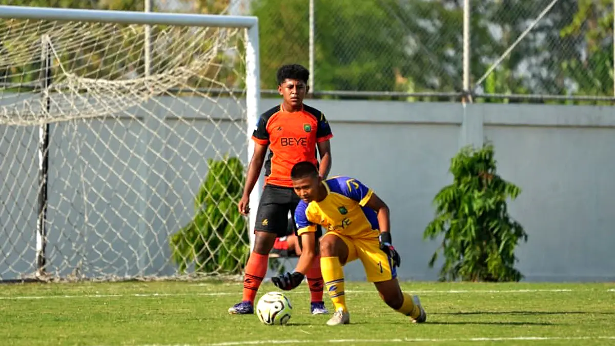 LAGA PERDANA: Skuad Persibo U-17 ketika menjalani laga perdana Piala Soeratin U-17 Jawa Timur di Stadion Mini Gayam pada Rabu (12/8) lalu. The Giant Killer Junior berhasil menang 4-1 dalam laga melawan PSBK Kota Blitar. (ISTIMEWA/RADAR BOJONEGORO)