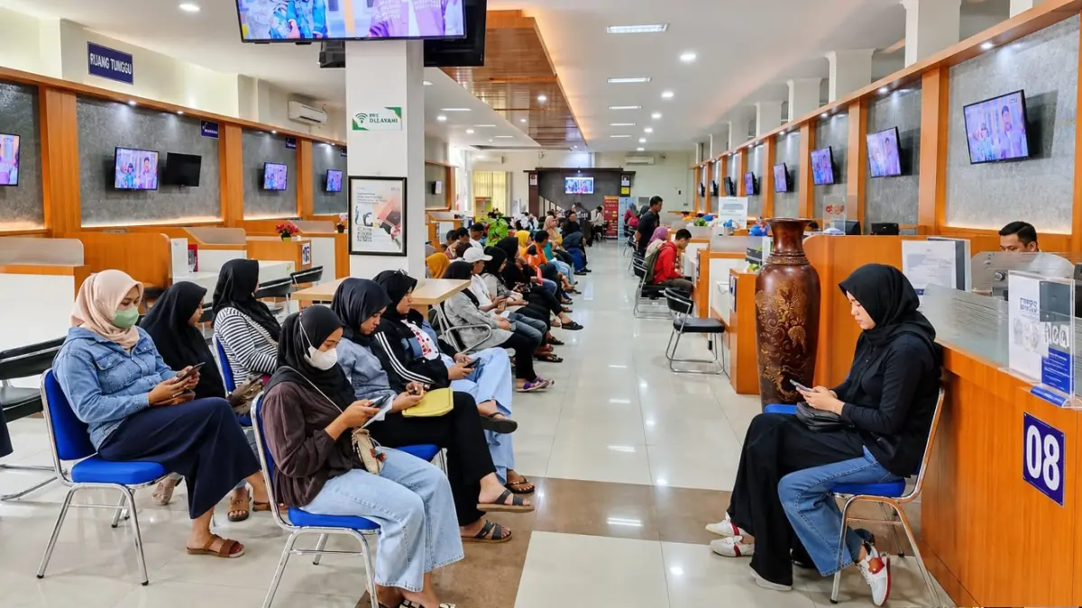 RAMAI: Masyarakat memadati MPP Blora di sejumlah desk pelayanan.&nbsp;(ACHMAD SYAEROYZI/RDR.BJN)