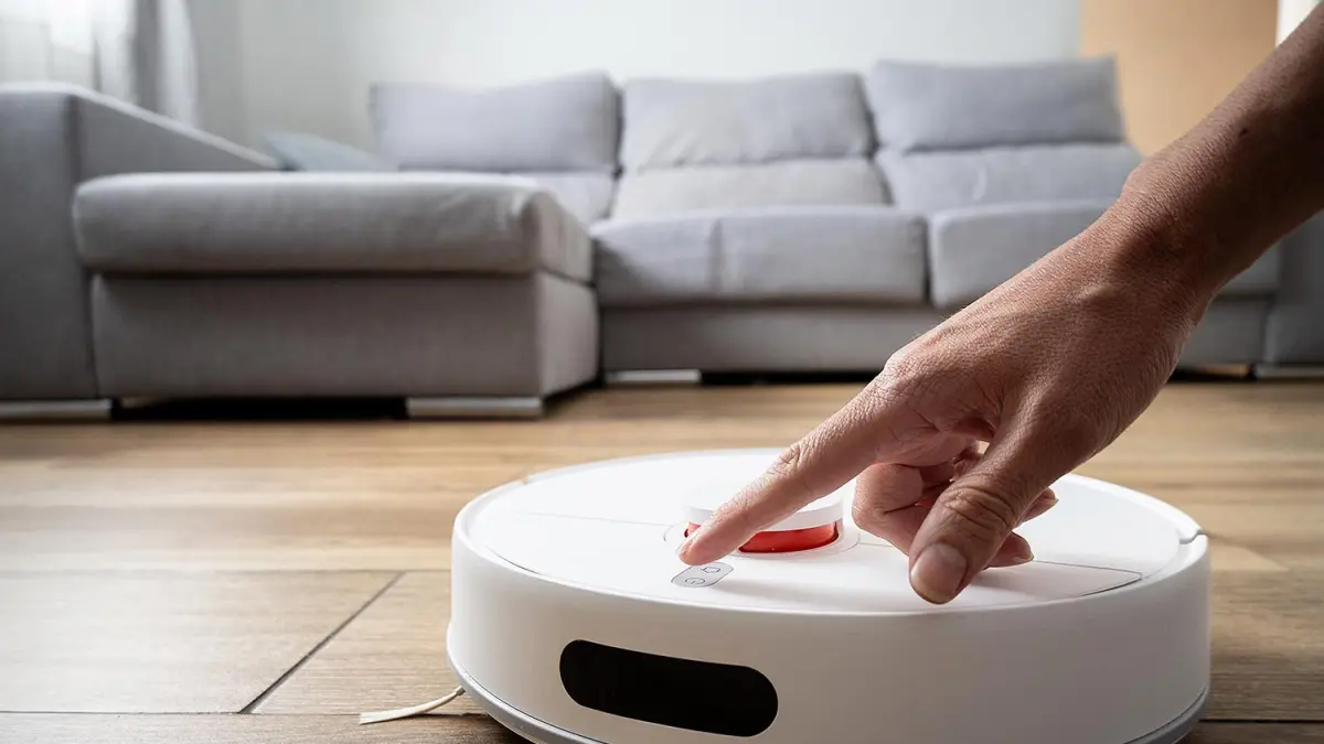 Robot Vacuum menjadi salah satu perangkat smart home yang bisa mempermudah untuk membersihkan kotoran di lantai rumah. (MAGNIFIC/ANDHIKA FERIAWAN/RADAR BOJONEGORO)